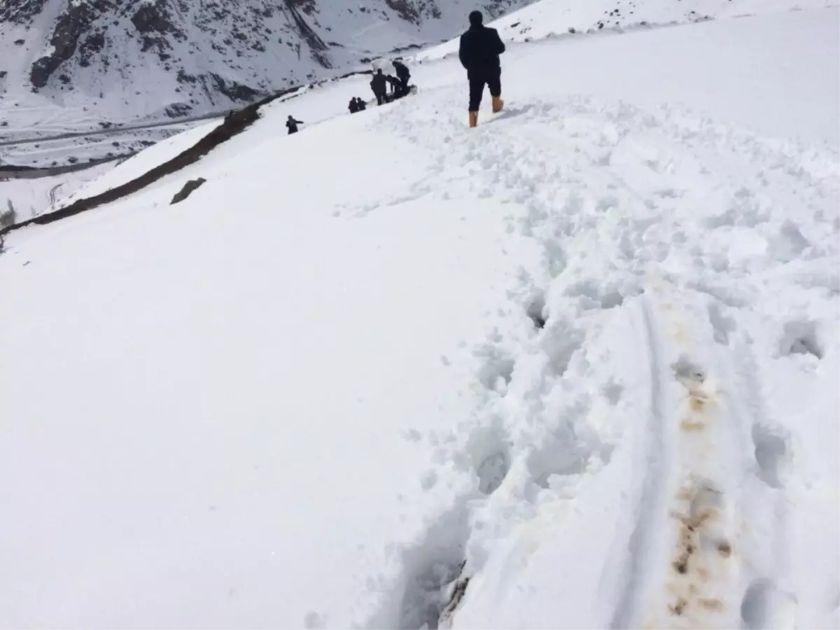 Karda 2 Kilometre Branda Üzerinde Sürüklenerek Kurtarıldı