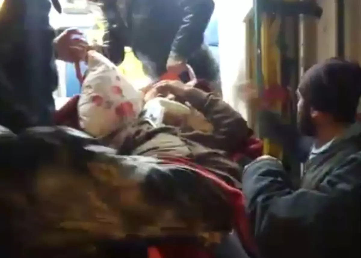 Karlı Yolu İş Makinesi Açtı, Ambulans Yaşlı Adama Ulaştı