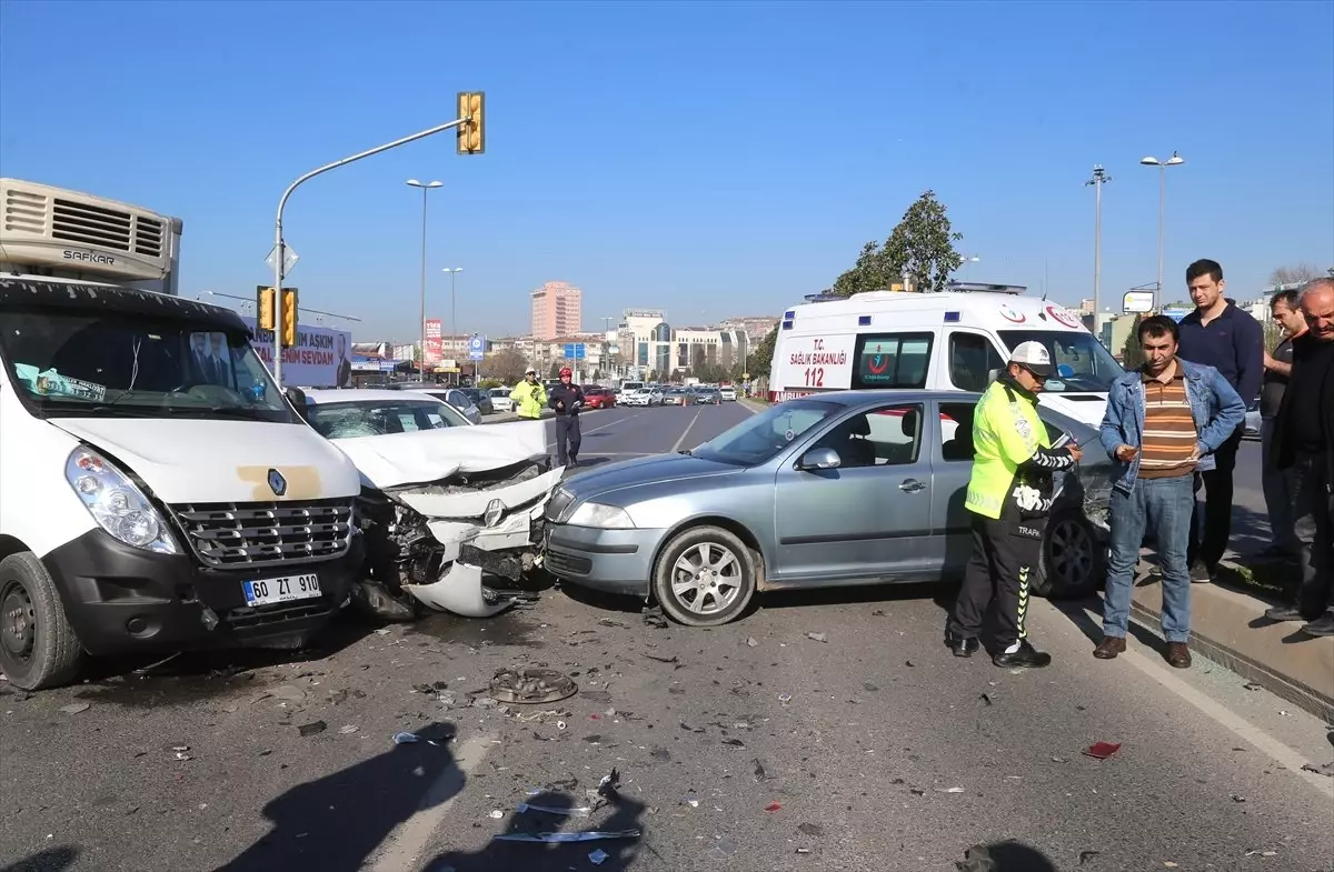 Kartal\'da Trafik Kazası: 1 Yaralı