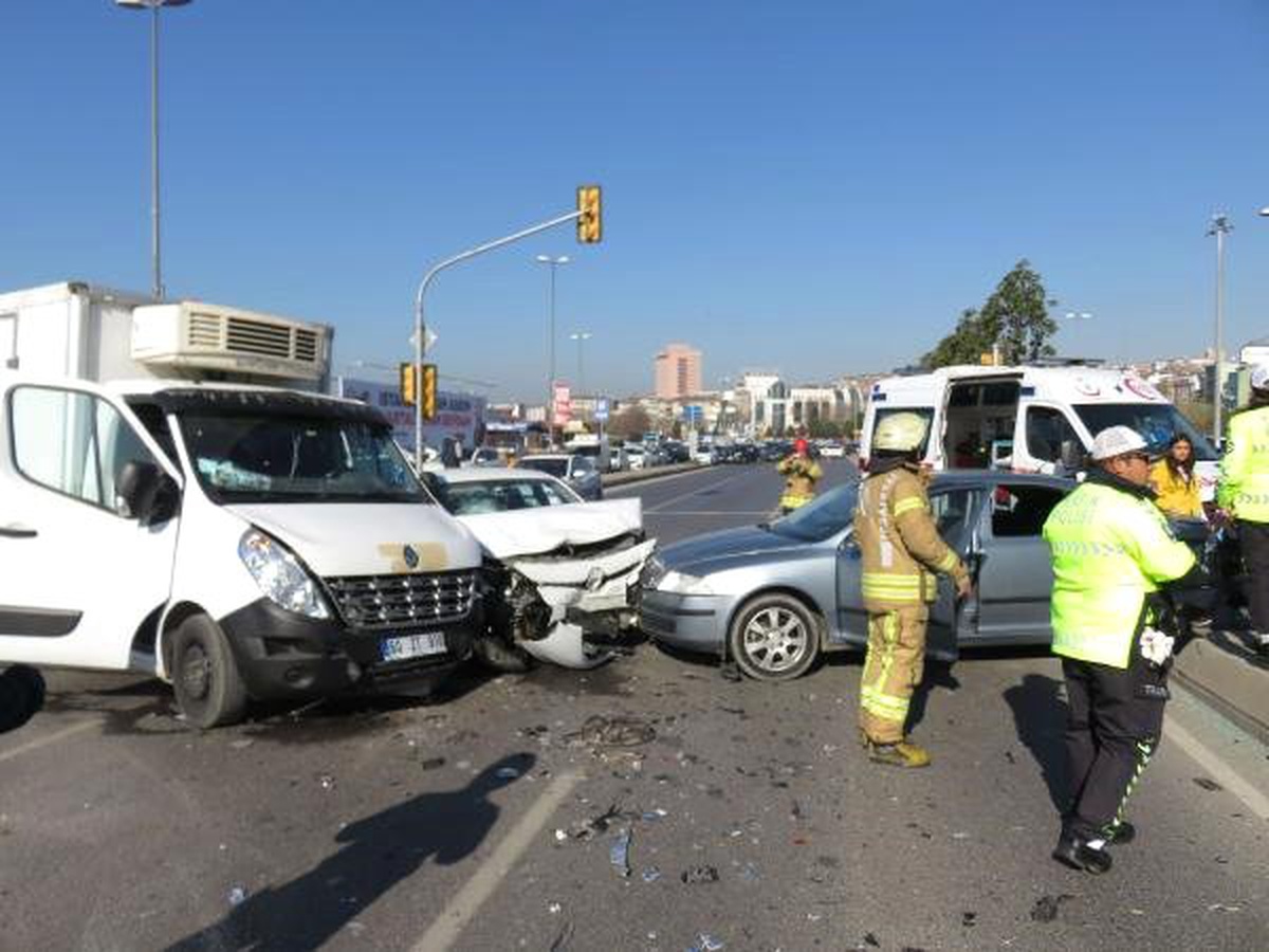 Kartal Sahil Yolu\'ndaki Kaza Trafik Yoğunluğuna Neden Oldu