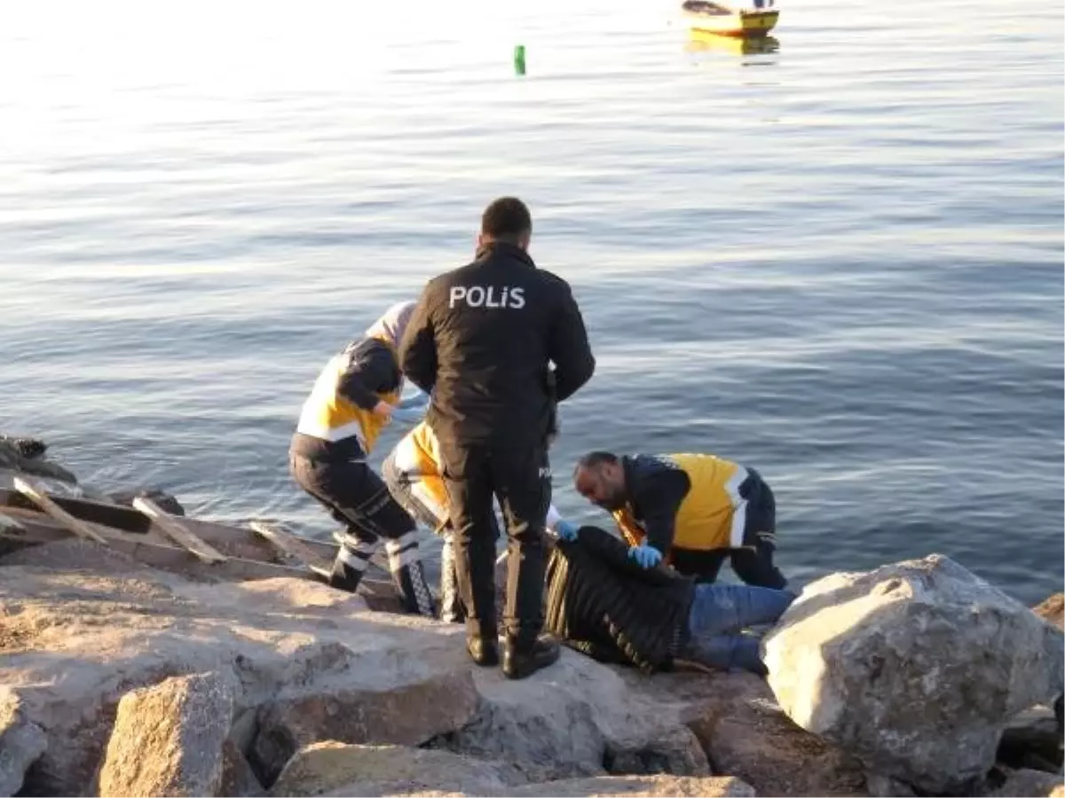 Kartal Sahilindeki Kayalıklarda Ceset Bulundu