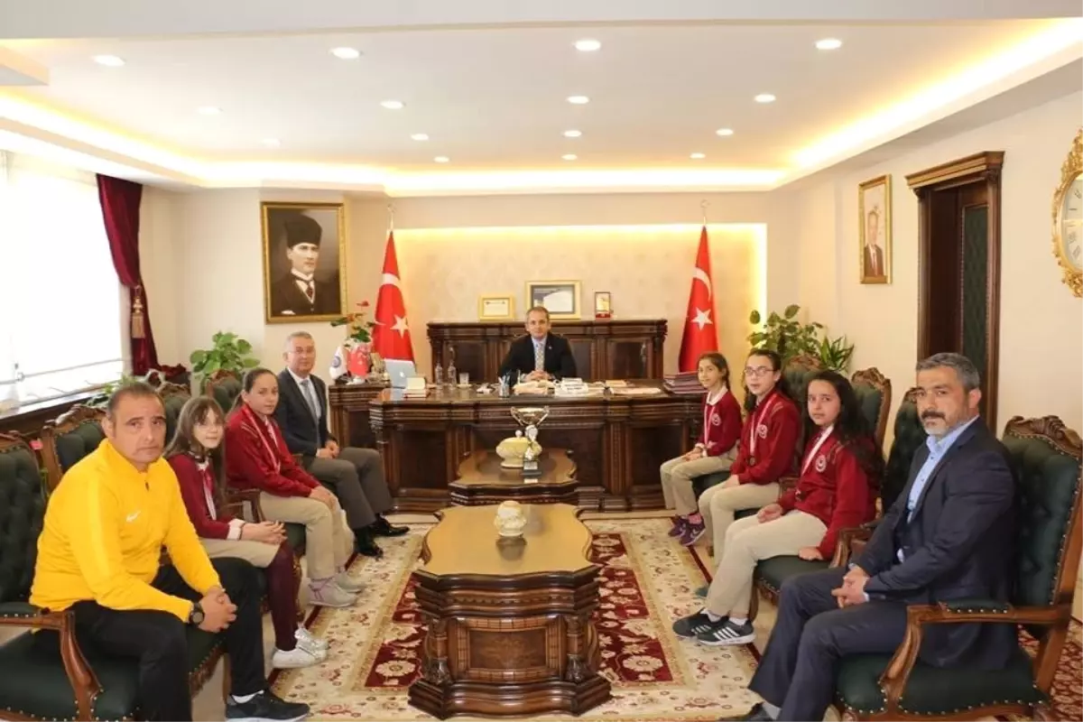 Kaymakam Deniz Pişkin Satranç Takımını Ödüllendirdi