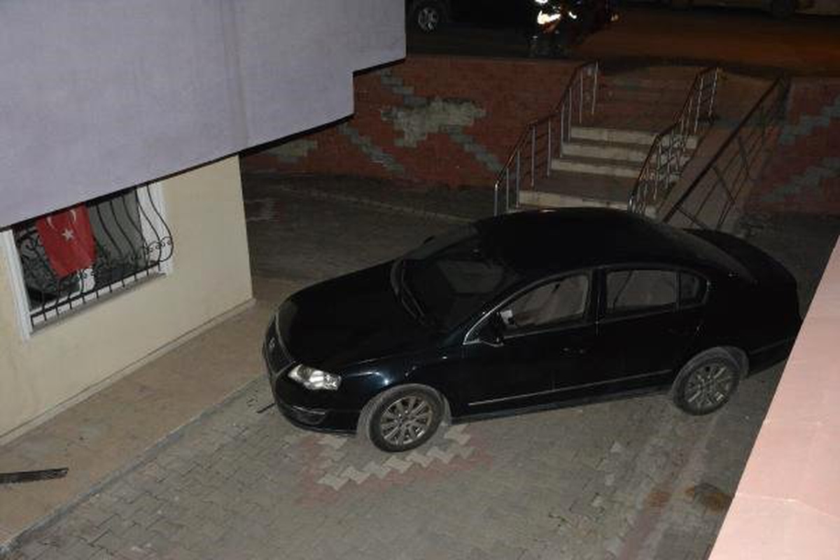 Kazada Savrulan Otomobil, Apartman Bahçesine Uçtu