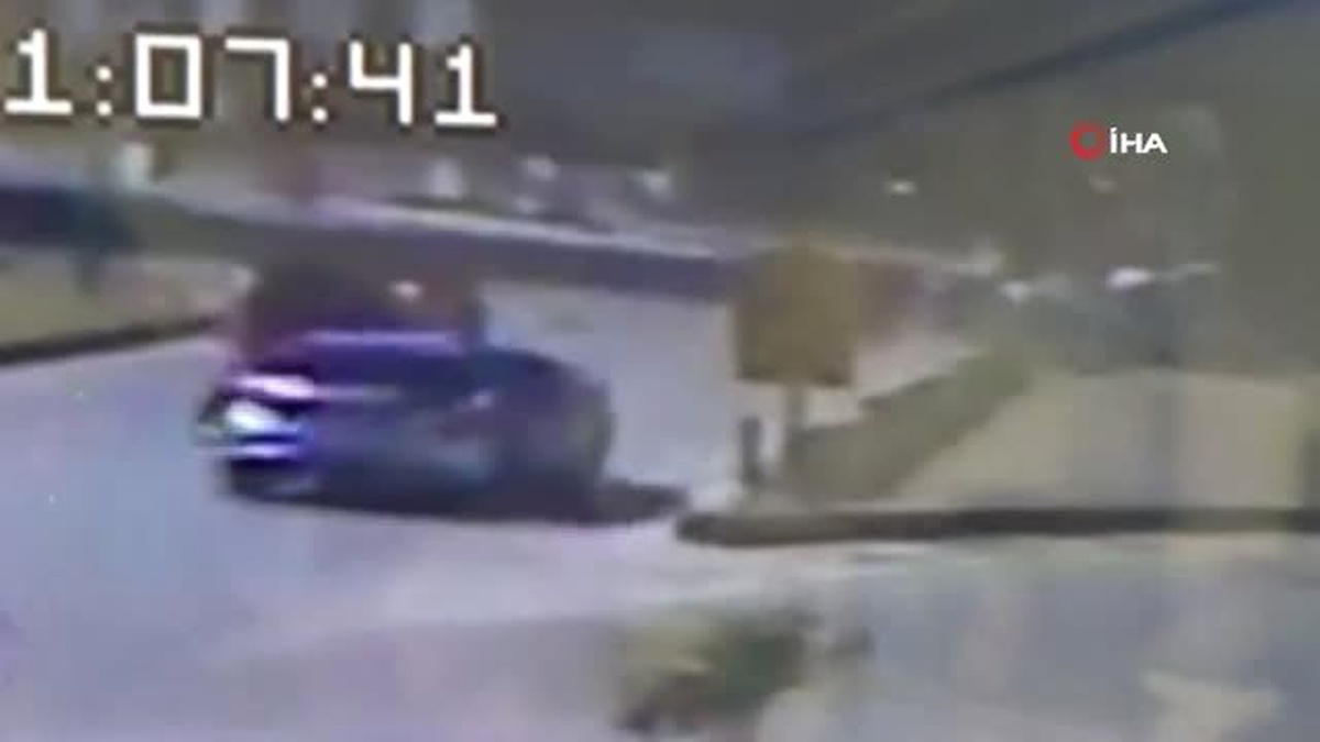 Kırmızı Işık İhlali Yapan Motosiklet Otomobile Çarptı: 2 Yaralı