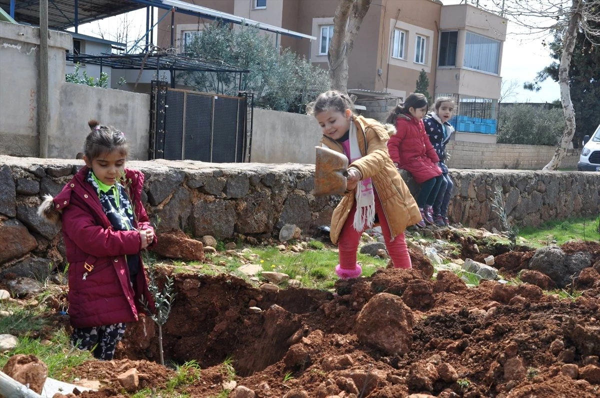 Minik Kur\'an Kursu Öğrencileri Fidan Dikti