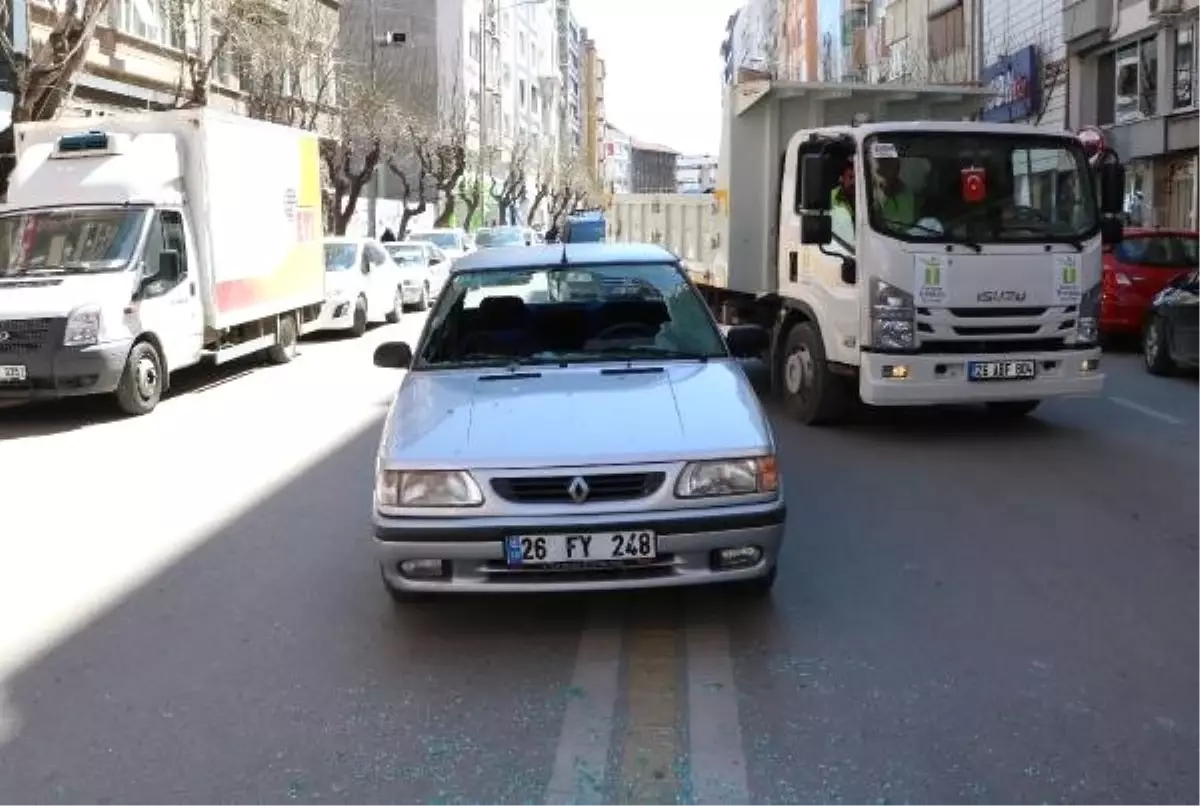 Otomobilin Çarptığı Kişiye Yoldan Geçen 2 Kadın Ellerinden Tutup Destek Oldu