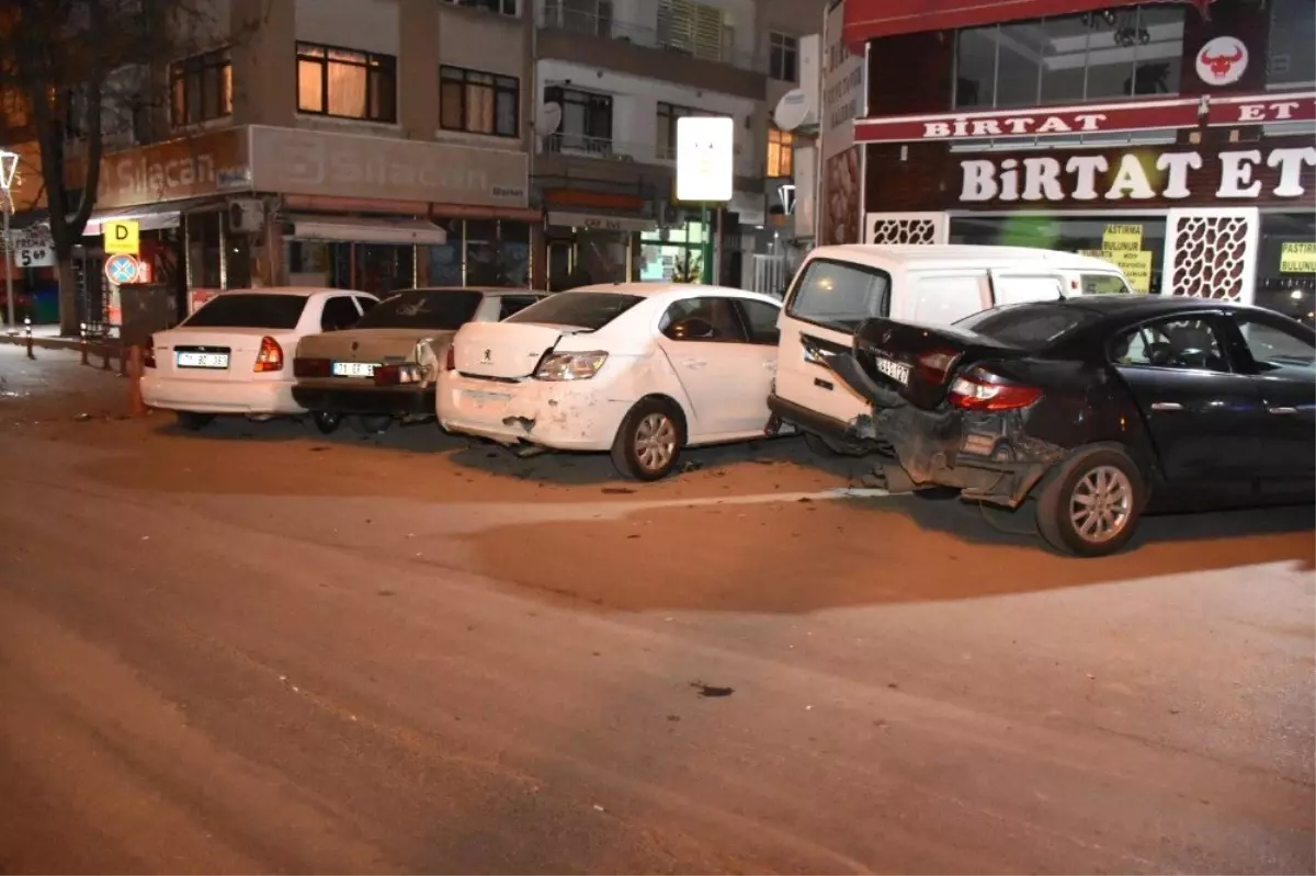 Park Halindeki Araçlara Çarpıp Kaçtı, Kaza Kameraya Yansıdı