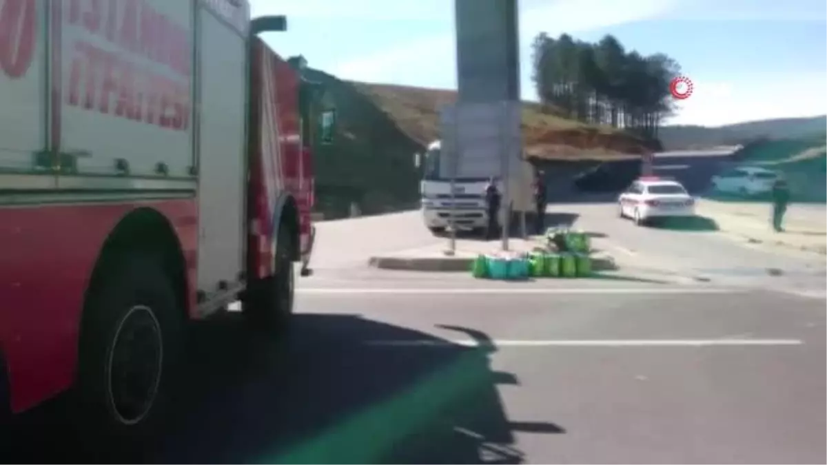 Pendik Şile Uzundere Kavşağı\'nda Tırla Kamyonetin Çarpışması Sonucu Üç Kişi Yaralandı.