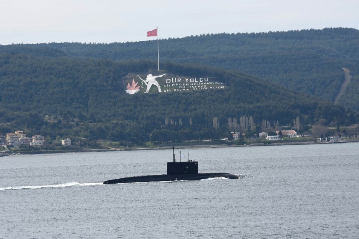 Rus Denizaltısı Çanakkale Boğazı\'ndan Geçti