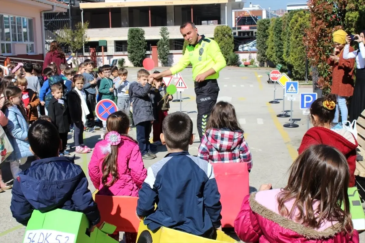 Serdivan\'da Miniklere Uygulamalı Trafik Eğitimi