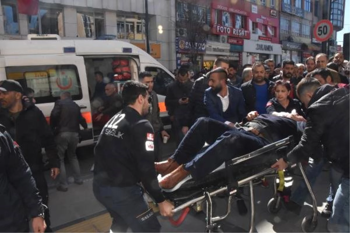Sivas\'ta Cadde Ortasında Silah ve Bıçaklı Kavga: 6 Yaralı