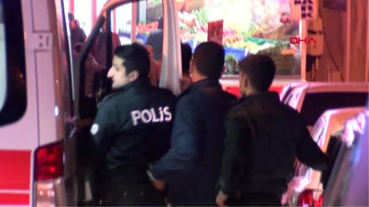 Taksim\'de, Duvardan Düşerek Ağır Yaralandı