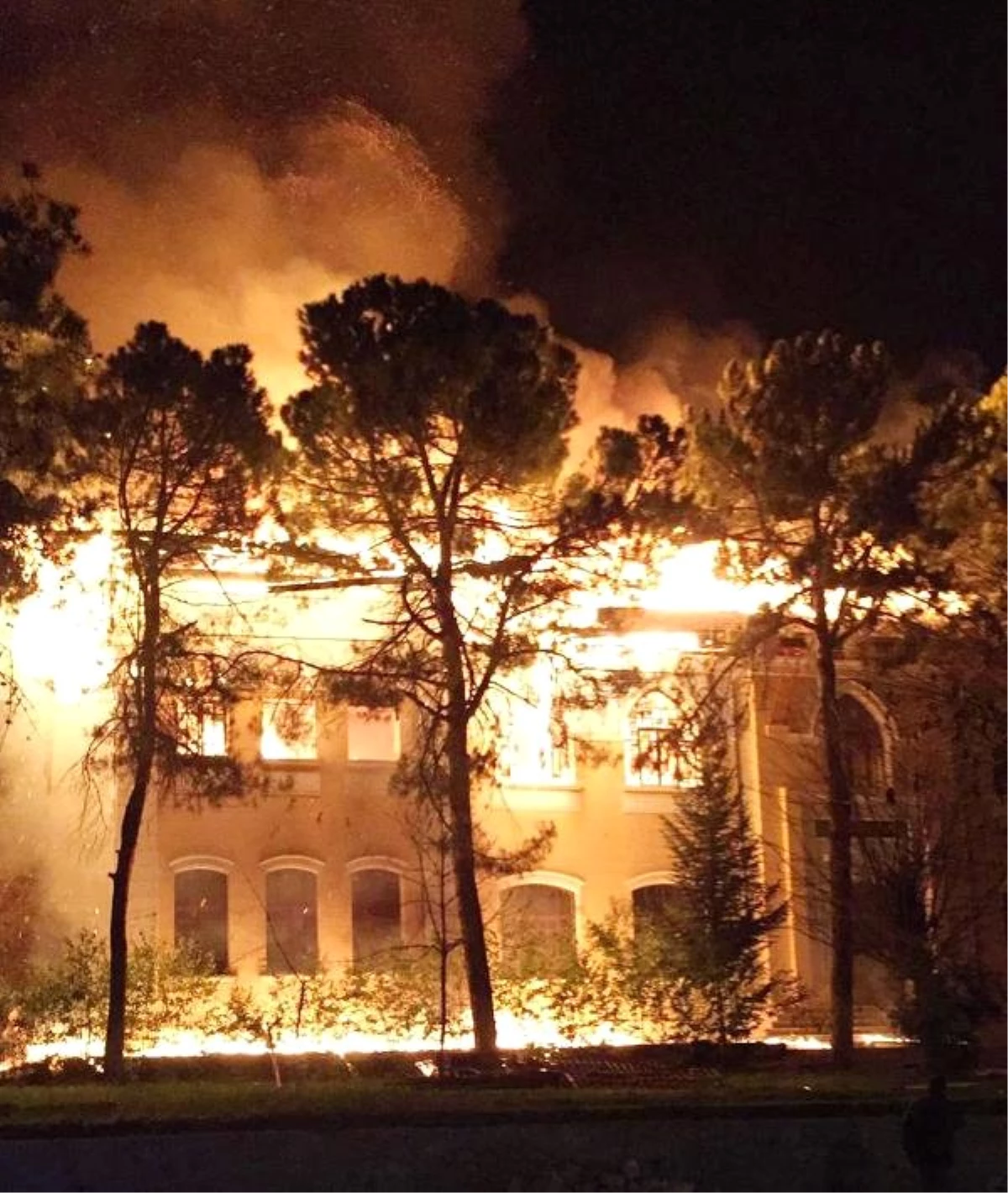 Tarihi Okulda Çıkan Yangınla İlgili 2 Gözaltı