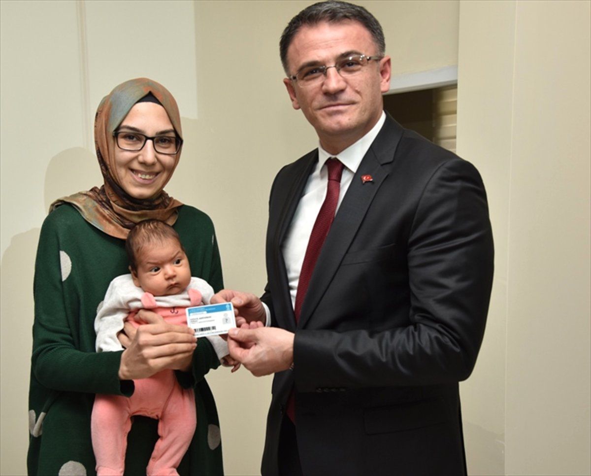 Tokat Valisi Balcı\'dan Yeni Doğan Bebeklere Kütüphane Üyelik Kartı