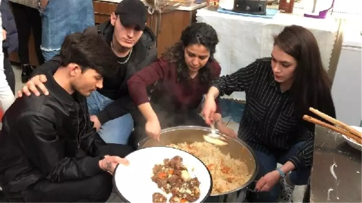 Türkmen Öğrenciler Engelliler İçin Yemek Pişirdi