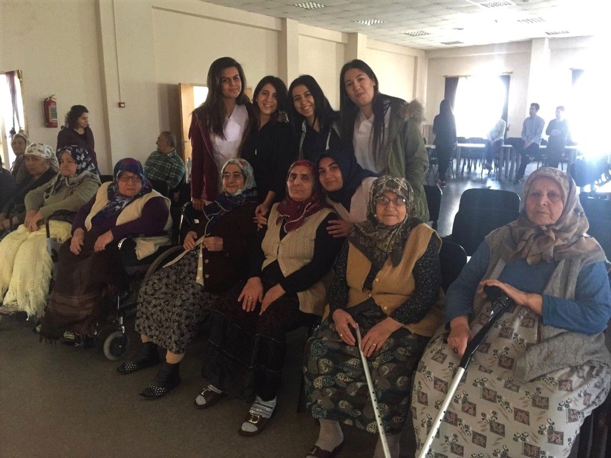 Üniversiteli Gençler Yaşlıların Gönlünü Aldı
