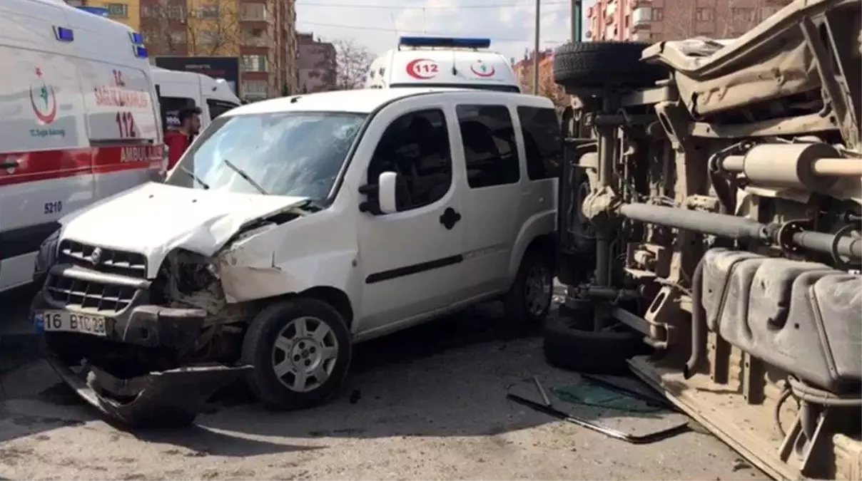 Ambulans ile Hafif Ticari Araç Çarpıştı: 5 Yaralı