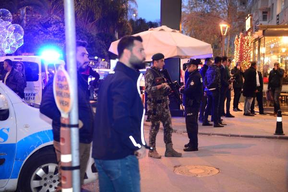Bahçeli\'nin Miting Yaptığı Meydanın Yakınındaki Şüpheli Poşetten Çöp Çıktı