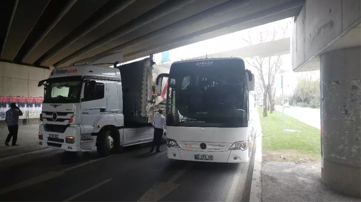 Bakırköy\'de Bir Tır ve Bir Tur Otobüsü Tren Alt Geçidine Takıldı.