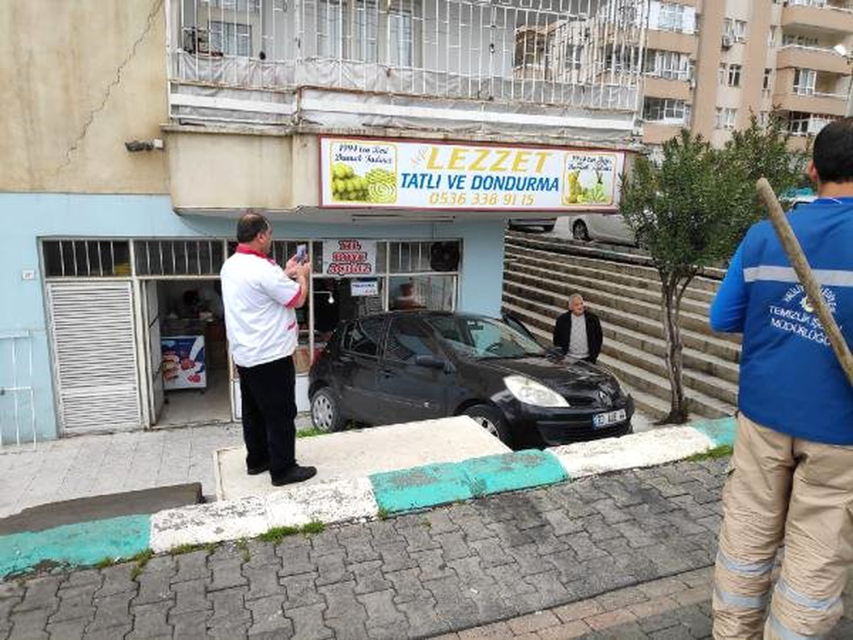 El Freni Çekilmeyen Otomobil İşyerine Çarptı