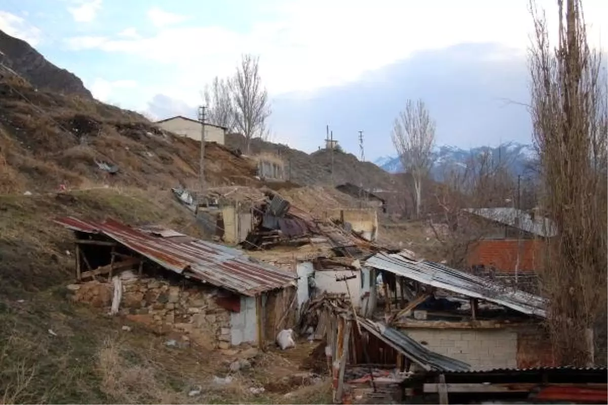 Erzurum\'da Hortum, Ahır ve Samanlığın Çatısını Uçurdu