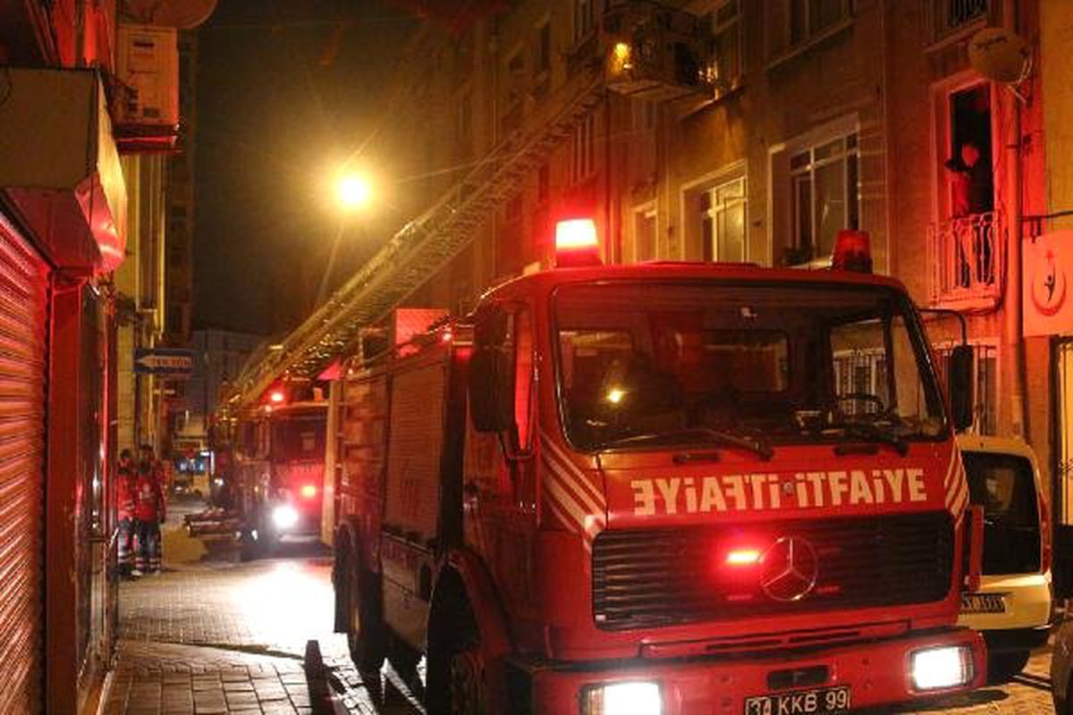 Fatih\'te 4 Katlı Binada Yangın Paniği