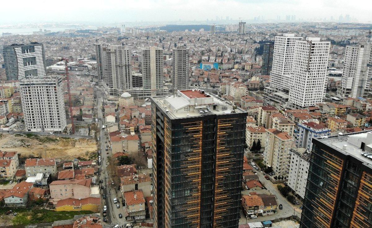 Fikirtepe\'de 24 Katlı Binada Çıkan Yangın Havadan Görüntülendi