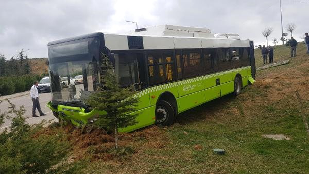 Freni Boşalan Halk Otobüsü, Bahçeye Girdi