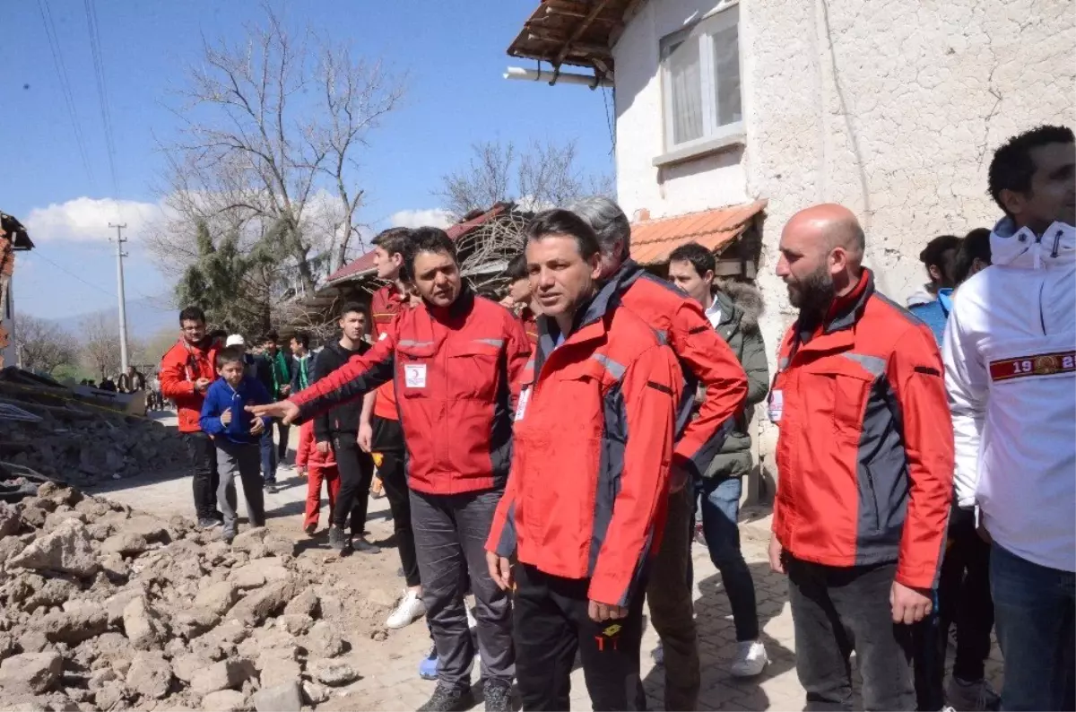 Göztepeli Futbolcular Depremzede Çocuklarla Maç Yaptı