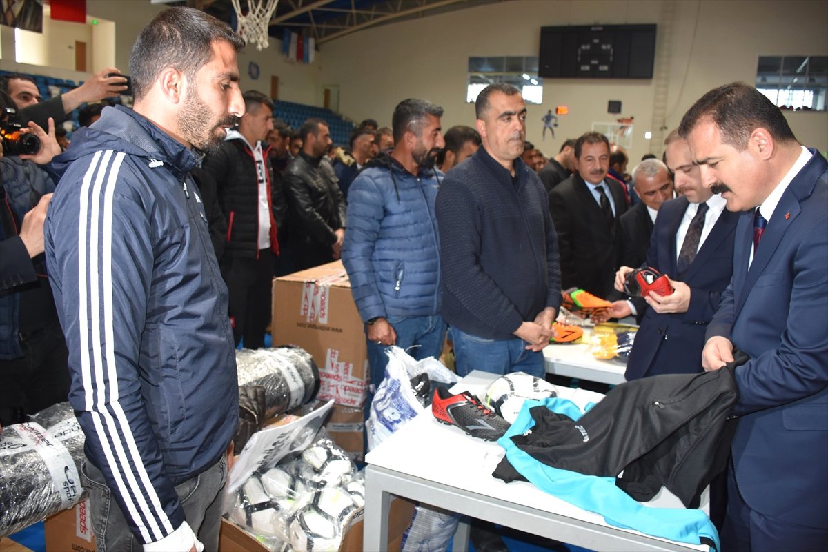 Hakkari\'de Spor Kulüplerine Malzeme Desteği