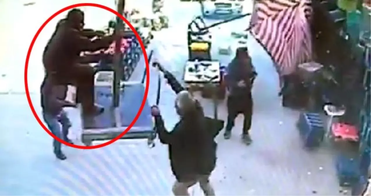 Hal İşçisi, Hortumda Ağırlık Olsun Diye Tuttuğu Şemsiye ile Birlikte Uçtu