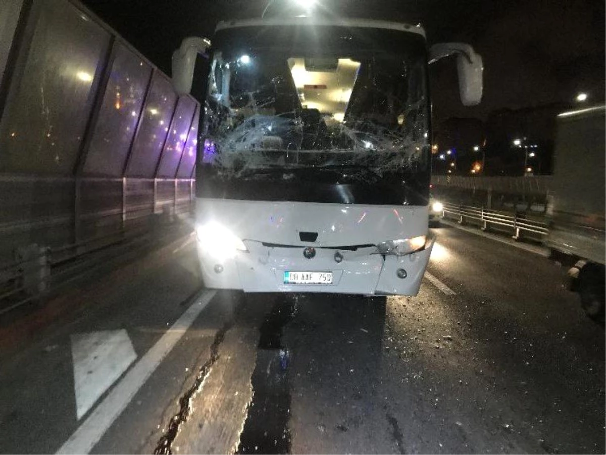 Haliç Köprüsü\'nde Zincirleme Kaza: 3 Otobüs Birbirine Girdi