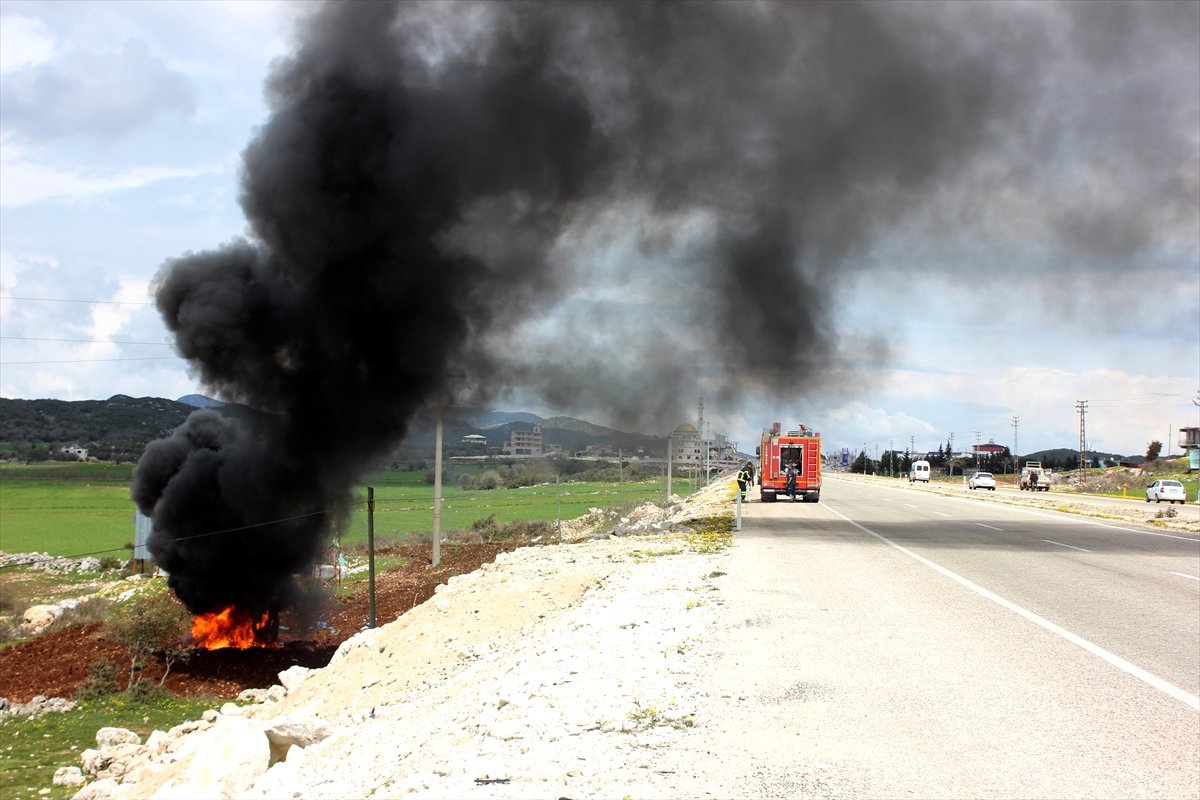 Hatay\'da Otomobil Uçuruma Yuvarlandı: 4 Yaralı