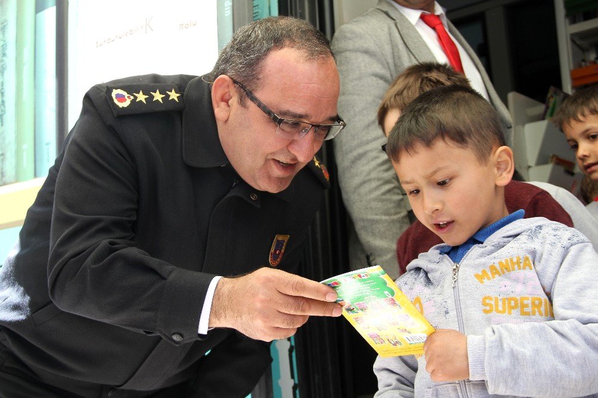 Jandarma Bağışladığı Kitaplarla Yüreklere Dokundu