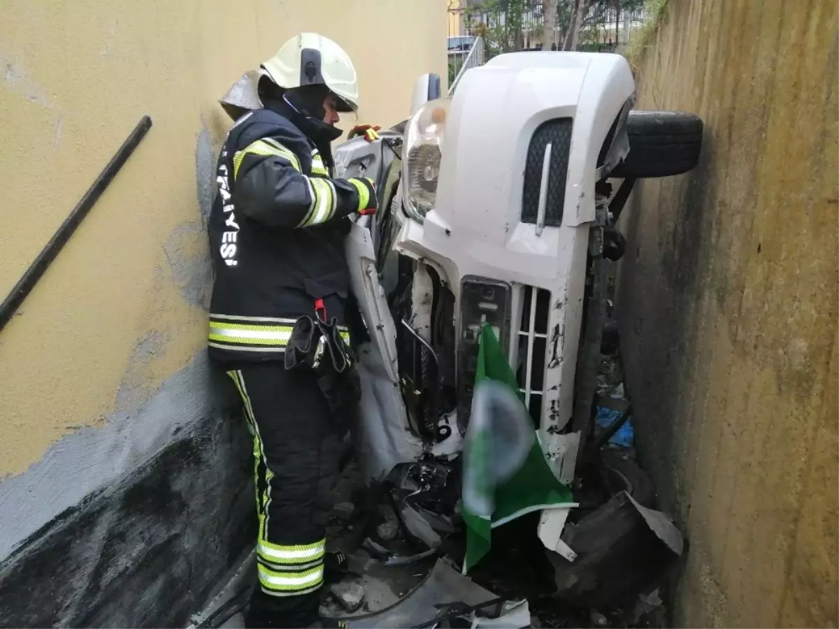Kontrolden Çıkan Otomobil Apartman Boşluğuna Düştü