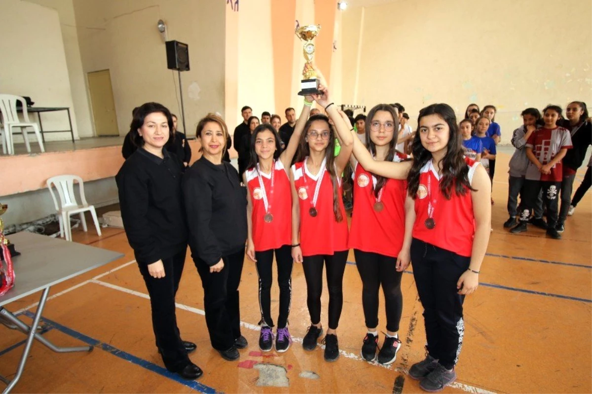 Mehmet Adil İkiz Ortaokulu\'ndan Badmintonda Çifte Birincilik