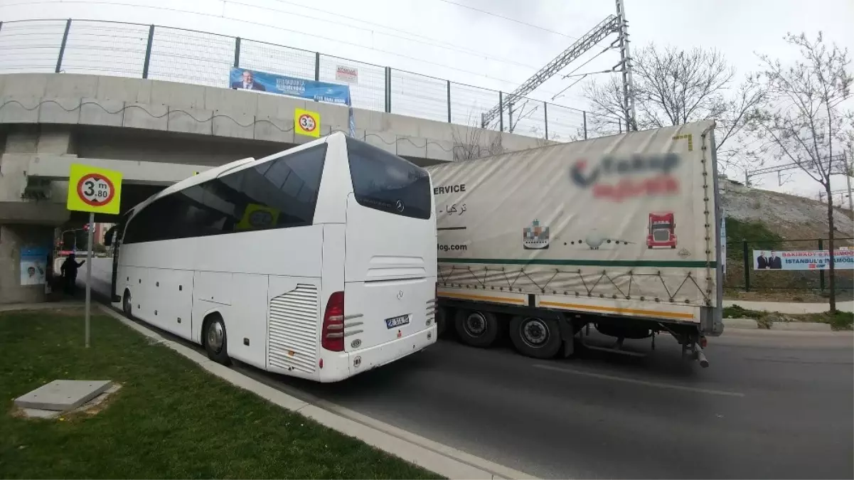 Önce Tır, Ardından Tur Otobüsü Alt Geçide Sıkıştı