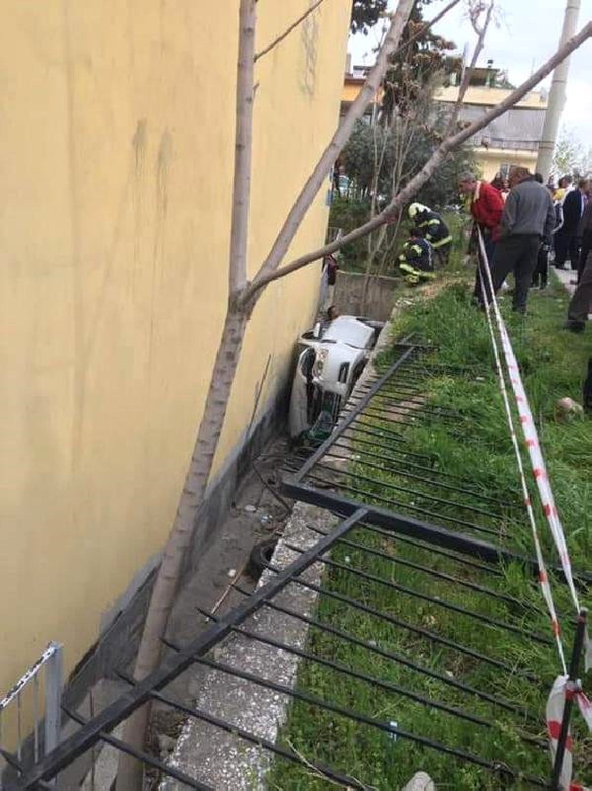 Otomobil Ev ile Bahçe Duvarı Arasına Yan Yatarak Devrildi