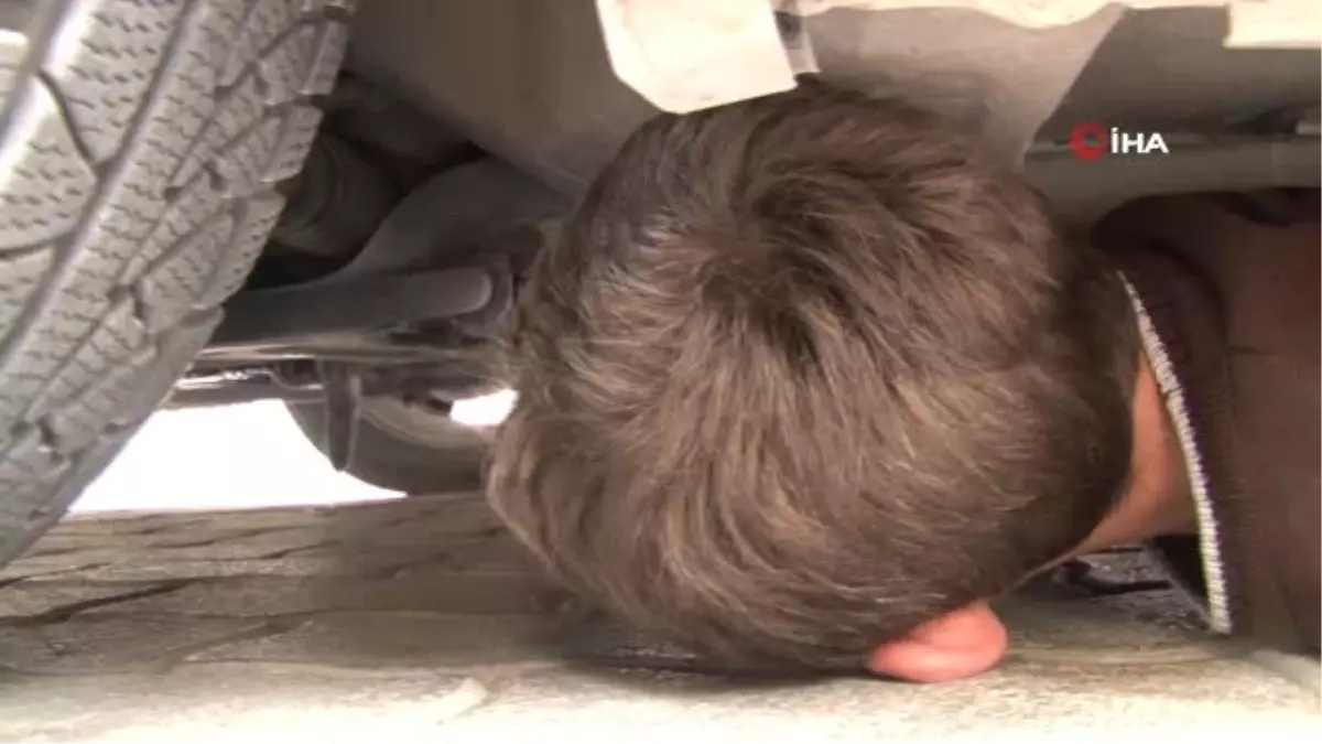 Otomobilin Motoruna Giren Kedi, Yakalanması Bulunan Otomobili Ele Verdi