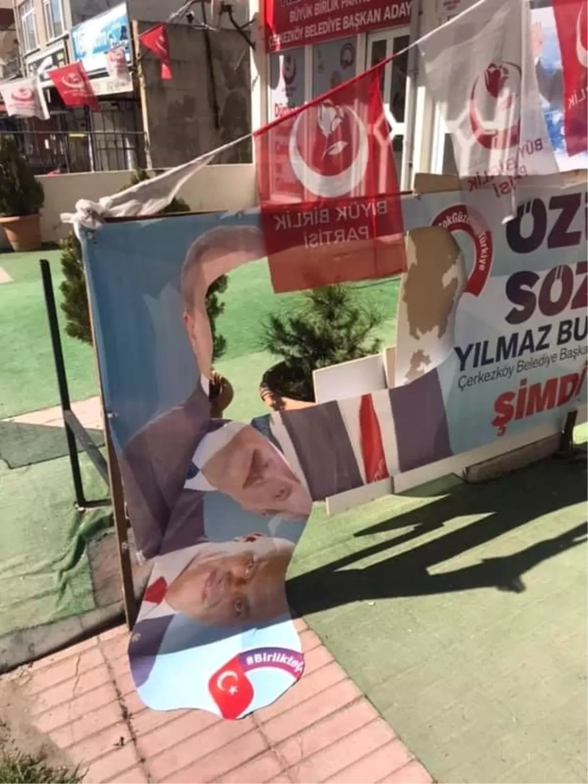 Partilerin Afişlerini Yırtan Şahıs Suç Aletiyle Yakalandı