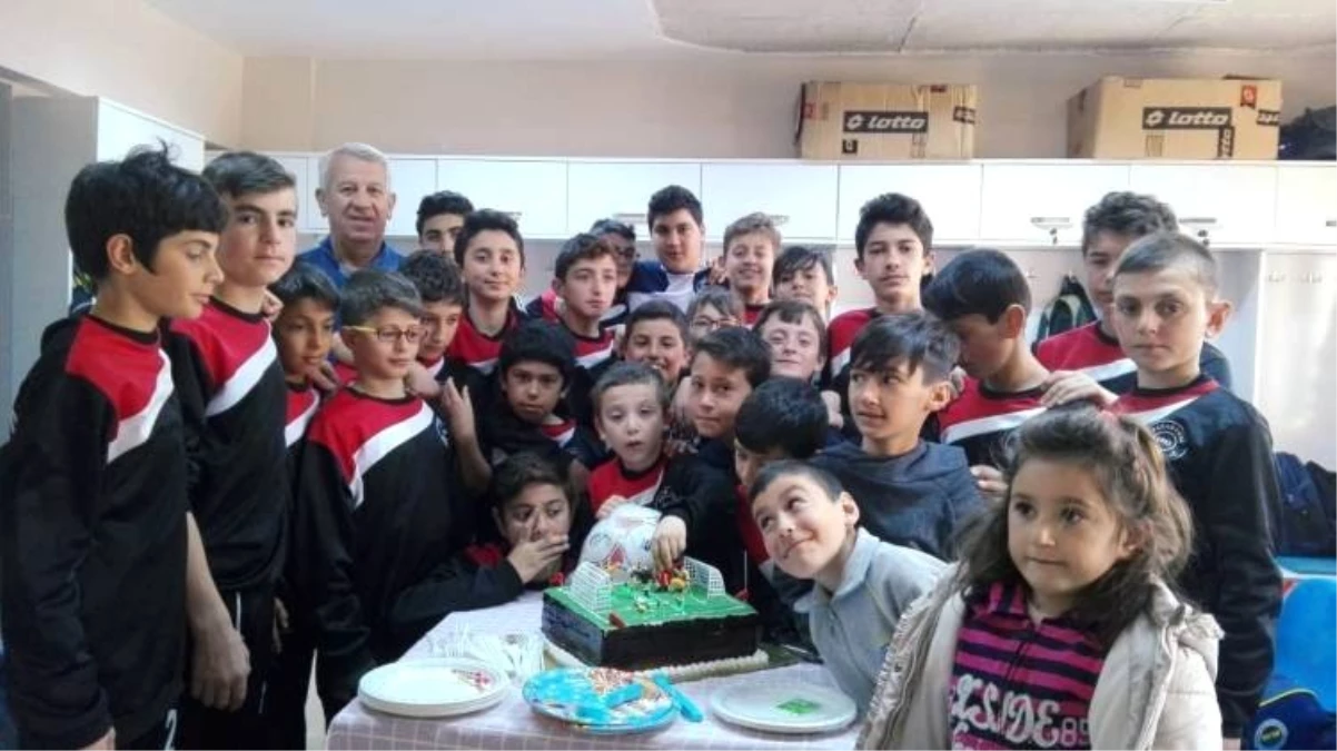 Pazaryeri Belediyesi Futbol Okulu\'nda Sürpriz Doğum Günü