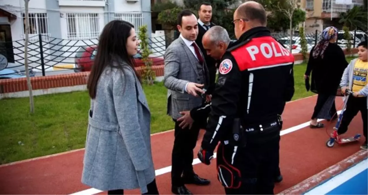 Polislerle Ortak Plan Yapan Genç Adam, Gözaltına Alındığı Sırada Sevgilisine Evlilik Teklifinde Bulundu