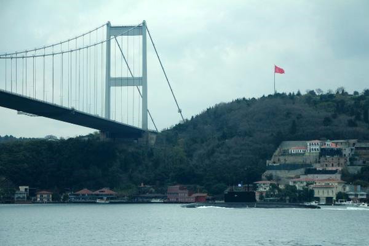 Rus Denizaltısı İstanbul Boğazı\'ndan Geçti