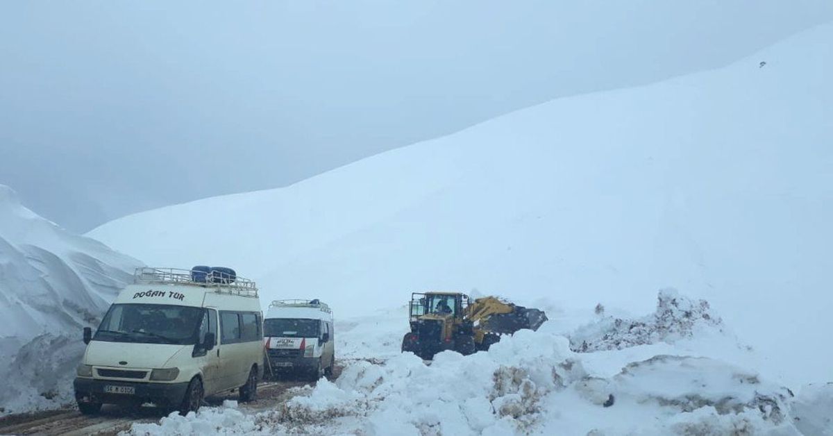 Siirt\'te Karda Mahsur Kalan Araçlar Kurtarıldı