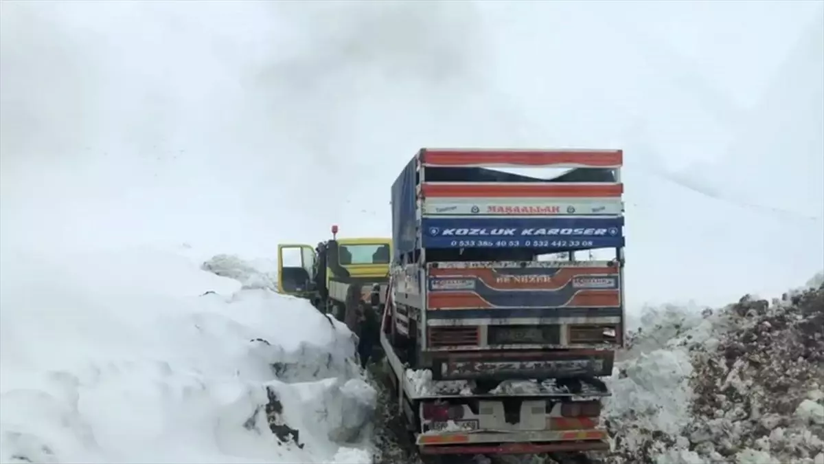 Siirt\'te Karda Mahsur Kalan Sürücüler Kurtarıldı