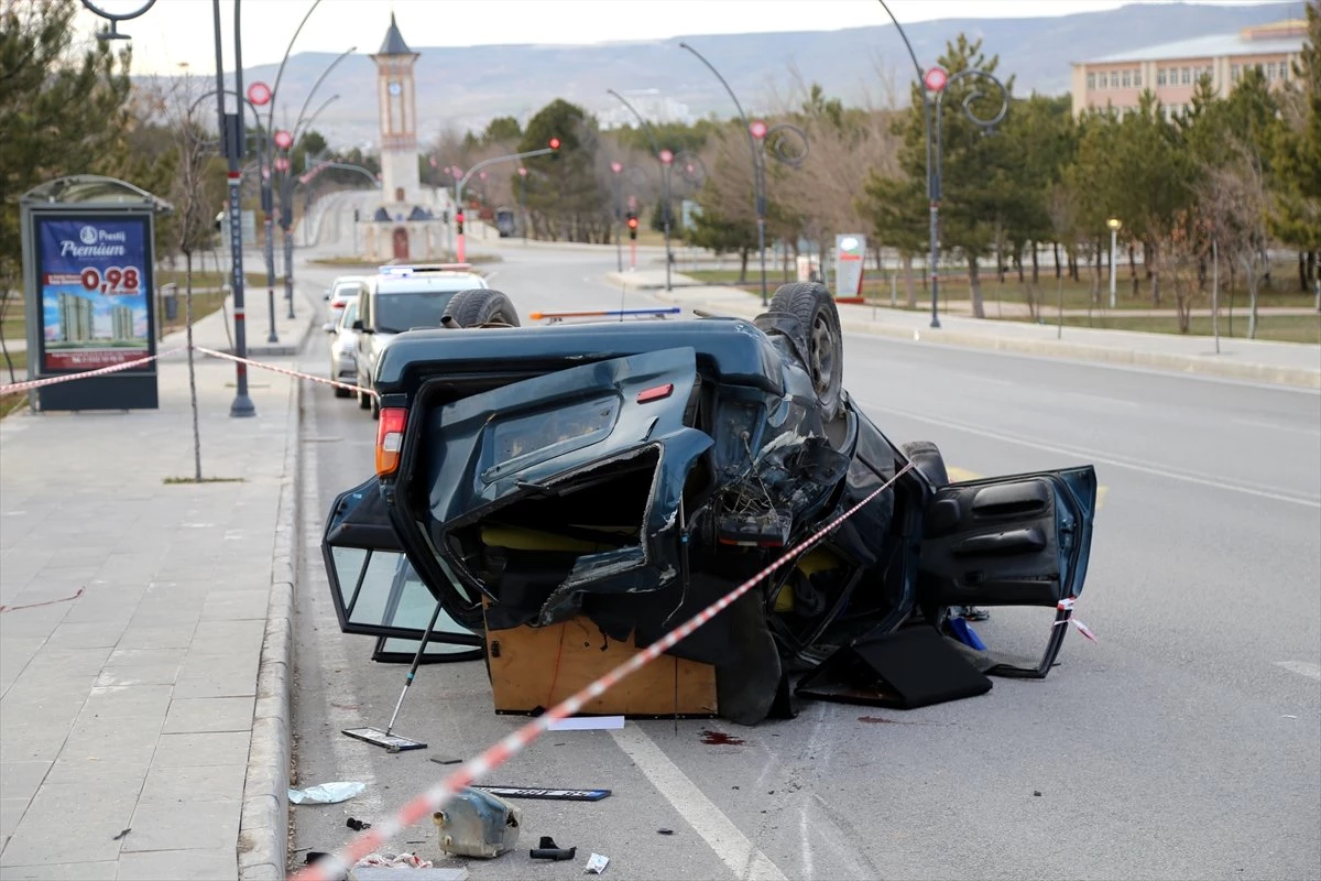 Sivas\'ta Otomobil Devrildi: 1 Ölü, 3 Yaralı