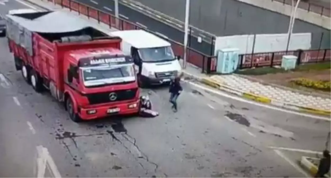 4 Yaşındaki Muhammed\'in Kamyonun Altında Kaldığı Kaza, Kamerada