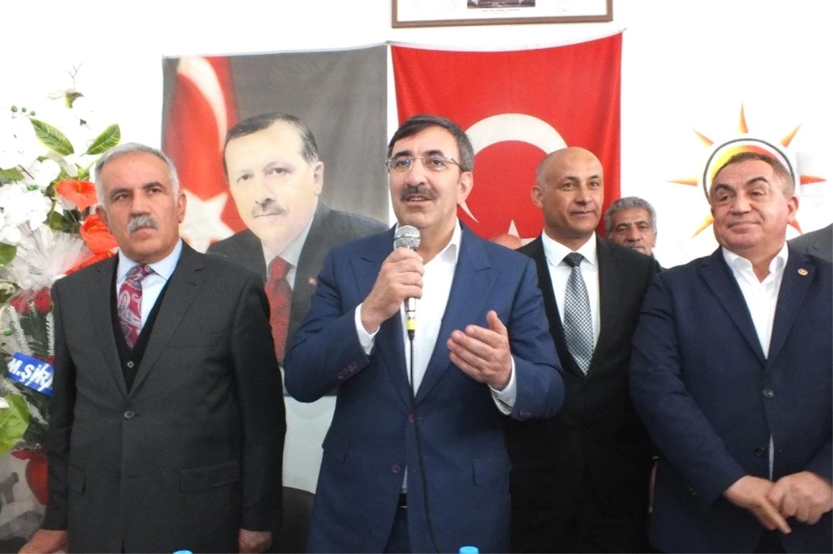 AK Parti\'li Yılmaz Malazgirt\'te