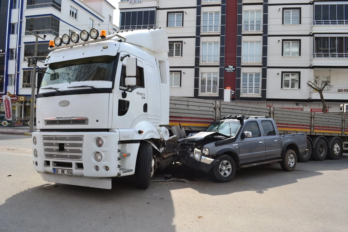 Aksaray\'da Trafik Kazası: 5 Yaralı