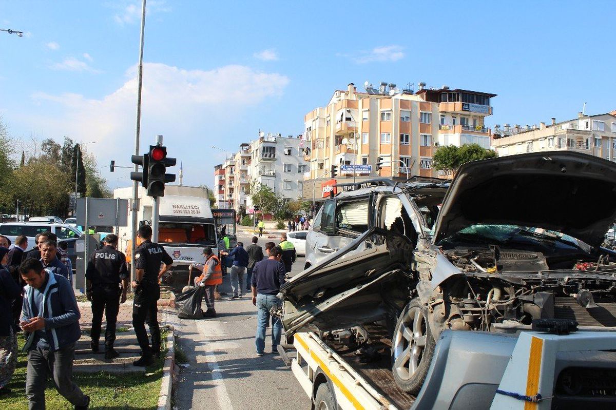 Antalya\'da 2 Kişinin Öldüğü Kaza Kamerada